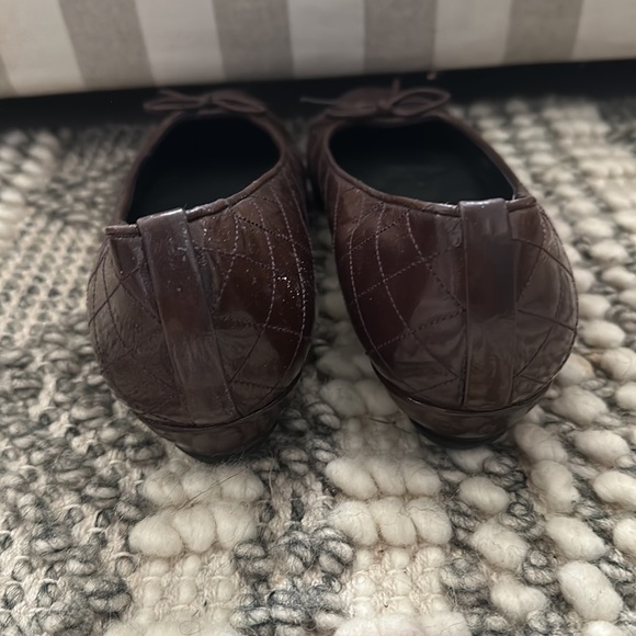 STUART WEITZMAN Brown, Quilted, CapToe Patent Leather Flat Shoe Sz 10 - Picture 3 of 5